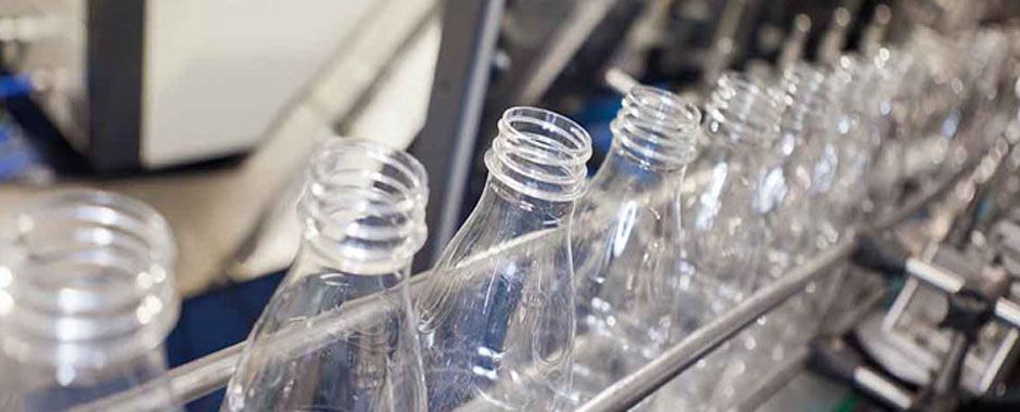 Preformas de PET en la línea de producción